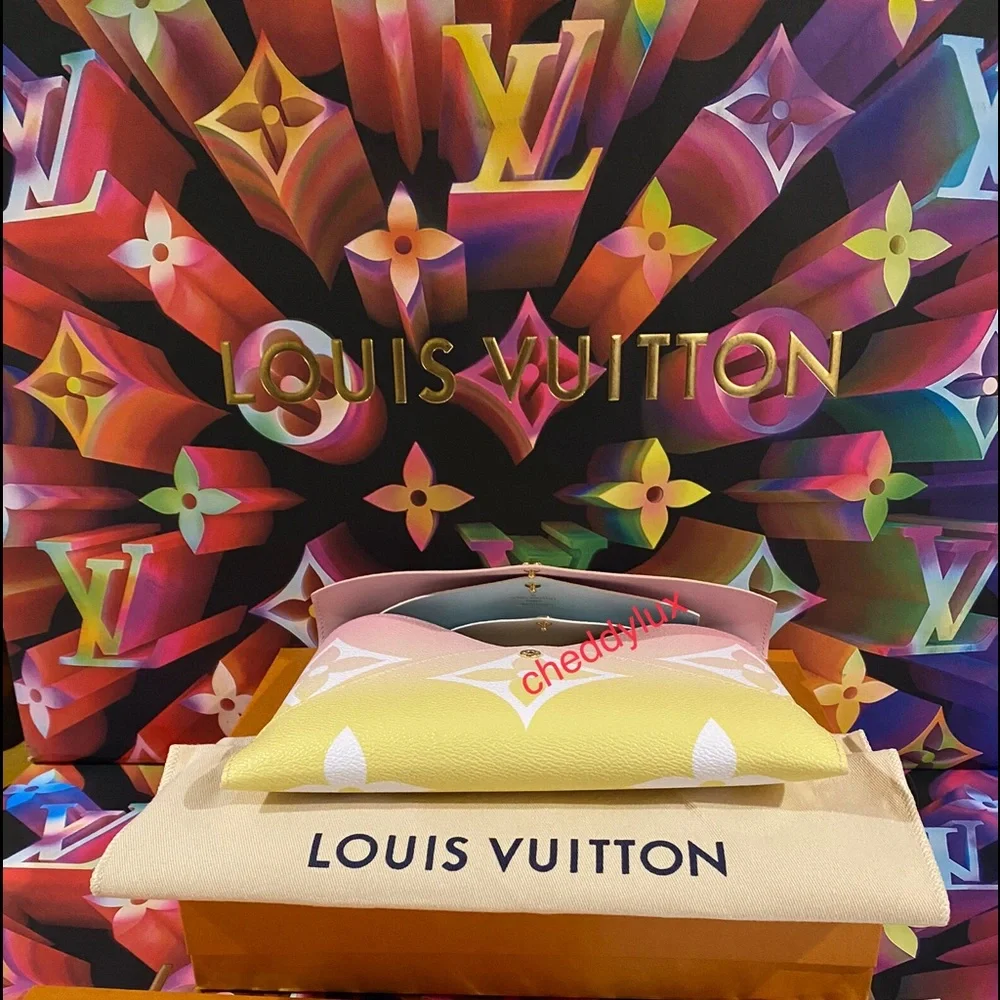 ⛱🏊🏼♀️Authentic Brand NEW Louis Vuitton Limited Edition Kirigami Set Pochette